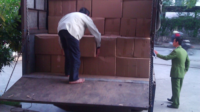 7. 10 vạn quả trứng "bẩn" được phù phép thành trứng sạch: "Để hợp thức hóa trứng “bẩn”, dân buôn đã mua chuộc một số chủ trang trại gà, bằng cách nào đó có được sự “giúp đỡ” của cán bộ thú y địa bàn, “chạy” giấy kiểm dịch trứng, “hô biến” trứng gà không rõ nguồn gốc thành trứng thu mua trong các trang trại đã được kiểm dịch", chỉ huy Đội Cảnh sát phòng chống tội phạm (PCTP) về môi trường CAQ Ba Đình (Hà Nội) cho biết. 7. 10 vạn quả trứng "bẩn" được phù phép thành trứng sạch: "Để hợp thức hóa trứng “bẩn”, dân buôn đã mua chuộc một số chủ trang trại gà, bằng cách nào đó có được sự “giúp đỡ” của cán bộ thú y địa bàn, “chạy” giấy kiểm dịch trứng, “hô biến” trứng gà không rõ nguồn gốc thành trứng thu mua trong các trang trại đã được kiểm dịch", chỉ huy Đội Cảnh sát phòng chống tội phạm (PCTP) về môi trường CAQ Ba Đình (Hà Nội) cho biết.