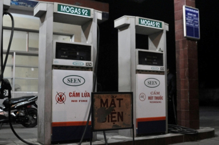 2. Cây xăng bán xăng 'lạ', hàng trăm xe chết máy. Cây xăng Z153 thuộc Công ty trách nhiệm hữu hạn một thanh viên 153 - Chiến Thắng nằm trên địa bàn thị trấn Đông Anh, Hà Nội đang được các cơ quan chức năng vào cuộc, điều tra vì bán xăng lạ, làm các phương tiện chết máy hàng loạt vào chiều ngày 17/12. (Nguồn vietQ) 2. Cây xăng bán xăng 'lạ', hàng trăm xe chết máy. Cây xăng Z153 thuộc Công ty trách nhiệm hữu hạn một thanh viên 153 - Chiến Thắng nằm trên địa bàn thị trấn Đông Anh, Hà Nội đang được các cơ quan chức năng vào cuộc, điều tra vì bán xăng lạ, làm các phương tiện chết máy hàng loạt vào chiều ngày 17/12. (Nguồn vietQ)