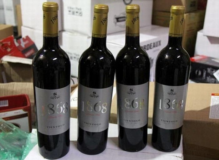 4. "Phù phép" rượu nội thành rượu ngoại: Chiều 21/12, Đội cảnh sát kinh tế (Công an quận Tây Hồ), Đội quản lý thị trường số 11 và Công an phường Xuân La đã ập vào căn biệt thự rộng hơn 200m2 bỏ hoang nhiều năm ở khu biệt thự bán sơn đông Xuân La, Tây Hồ, Hà Nội. Tại đây, cảnh sát phát hiện và bắt quả tang 5 đối tượng trong căn biệt thự đang sang chiết rượu vang ngoại. Trong số đó có 3 công nhân đang sang chiết, một thủ kho và một người phụ trách kinh doanh của Công ty TNHH Nam Thành (TP HCM). Hàng nghìn thùng các tông bên trong chứa rất nhiều chai rượu vang ngoại mang nhãn hiệu nổi tiếng trên thế giới như rượu vang Bordeaux, Vallee d’amour, Moonlight... được tìm thấy ở đây. (Nguồn VnMedia) 4. "Phù phép" rượu nội thành rượu ngoại: Chiều 21/12, Đội cảnh sát kinh tế (Công an quận Tây Hồ), Đội quản lý thị trường số 11 và Công an phường Xuân La đã ập vào căn biệt thự rộng hơn 200m2 bỏ hoang nhiều năm ở khu biệt thự bán sơn đông Xuân La, Tây Hồ, Hà Nội. Tại đây, cảnh sát phát hiện và bắt quả tang 5 đối tượng trong căn biệt thự đang sang chiết rượu vang ngoại. Trong số đó có 3 công nhân đang sang chiết, một thủ kho và một người phụ trách kinh doanh của Công ty TNHH Nam Thành (TP HCM). Hàng nghìn thùng các tông bên trong chứa rất nhiều chai rượu vang ngoại mang nhãn hiệu nổi tiếng trên thế giới như rượu vang Bordeaux, Vallee d’amour, Moonlight... được tìm thấy ở đây. (Nguồn VnMedia)