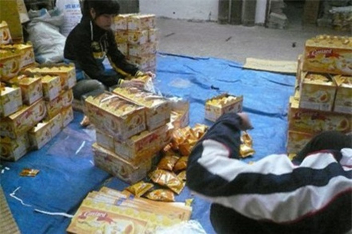 1. "Lò" bánh kẹo siêu bẩn ở Hà Nội: Làng La Phù (huyện Hoài Đức - Hà Nội) là một trong những “thiên đường bánh kẹo”, các sản phẩm ở đây rất đa dạng phong phú về chủng loại, giá cả... từ các loại bánh Chocopie; Custar; Gauter, Hura, bánh kem xốp, bánh quy..., nước ngọt, mỳ tôm cho đến bimbim, quẩy... Tuy nhiên các sản phẩm này đều nhái của các thương hiệu nổi tiếng trước khi tung ra thị trường. (Nguồn Lao động) 1. "Lò" bánh kẹo siêu bẩn ở Hà Nội: Làng La Phù (huyện Hoài Đức - Hà Nội) là một trong những “thiên đường bánh kẹo”, các sản phẩm ở đây rất đa dạng phong phú về chủng loại, giá cả... từ các loại bánh Chocopie; Custar; Gauter, Hura, bánh kem xốp, bánh quy..., nước ngọt, mỳ tôm cho đến bimbim, quẩy... Tuy nhiên các sản phẩm này đều nhái của các thương hiệu nổi tiếng trước khi tung ra thị trường. (Nguồn Lao động)