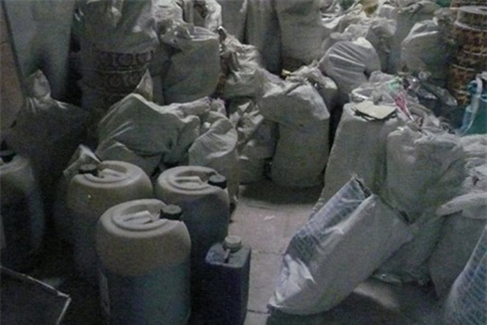 Kho đựng nguyên-hương liệu làm kẹo béo. Phẩm màu, hương liệu, đường hóa học,... tất cả được đóng trong bao tải lớn, trong các can và được ghi tên rõ ràng cho từng loại. Kho đựng nguyên-hương liệu làm kẹo béo. Phẩm màu, hương liệu, đường hóa học,... tất cả được đóng trong bao tải lớn, trong các can và được ghi tên rõ ràng cho từng loại.