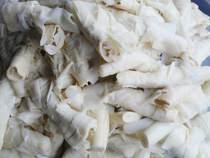 3. Măng tươi "ngậm" hóa chất để 2 năm không hỏng: Tại chợ Hà Đông- chợ bán buôn, bán lẻ măng tươi lớn cho Hà Nội, một cửa hàng chuyên kinh doanh mặt hàng măng tươi đã 30 năm nay. Chủ cửa hàng cho biết, vào mùa măng lấy về hàng chục tấn, phải dùng hóa chất ngâm chống thối, làm trắng để bán dần. Vì lợi nhuận, nhiều cửa hàng còn dùng cả chất phẩm màu để nhuộm măng có màu vàng hấp dẫn, thậm chí cho thêm đường hóa học để măng ngọt, mềm. 3. Măng tươi "ngậm" hóa chất để 2 năm không hỏng: Tại chợ Hà Đông- chợ bán buôn, bán lẻ măng tươi lớn cho Hà Nội, một cửa hàng chuyên kinh doanh mặt hàng măng tươi đã 30 năm nay. Chủ cửa hàng cho biết, vào mùa măng lấy về hàng chục tấn, phải dùng hóa chất ngâm chống thối, làm trắng để bán dần. Vì lợi nhuận, nhiều cửa hàng còn dùng cả chất phẩm màu để nhuộm măng có màu vàng hấp dẫn, thậm chí cho thêm đường hóa học để măng ngọt, mềm.