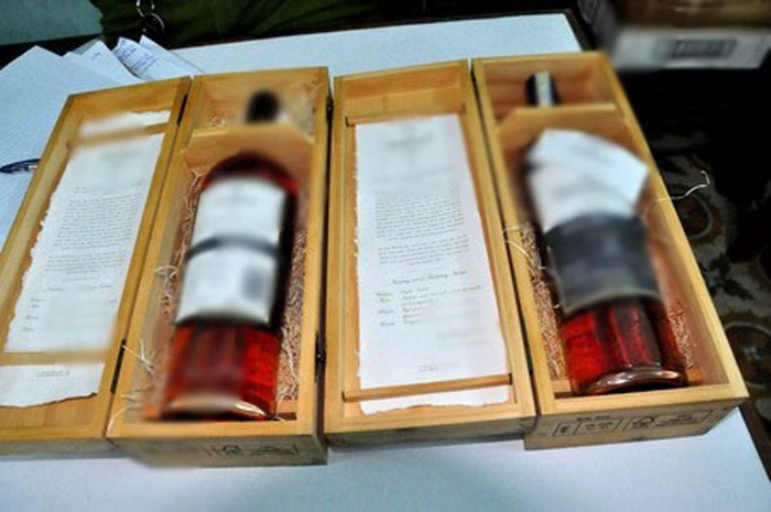 Chiều 19/12, tin từ Phòng CSĐT tội phạm về trật tự quản lý tinh tế và chức vụ Công an TP Đà Nẵng cho biết, trưa cùng ngày đã phát hiện một kho chứa hàng trăm chai rượu ngoại dán tem giả. Tại kho chứa hàng của công ty TNHH thương mại và dịch vụ Thanh Ngân (đường Văn Cao, phường Vĩnh Trung, quận Thanh Khê, Đà Nẵng), do ông Ngô Thanh Ngân làm giám đốc, lực lượng Công an phát hiện đang chứa nhiều tem và rượu ngoại dám tem giả không có chứng từ hóa đơn nguồn gốc xuất xứ. (Nguồn Dân trí) Chiều 19/12, tin từ Phòng CSĐT tội phạm về trật tự quản lý tinh tế và chức vụ Công an TP Đà Nẵng cho biết, trưa cùng ngày đã phát hiện một kho chứa hàng trăm chai rượu ngoại dán tem giả. Tại kho chứa hàng của công ty TNHH thương mại và dịch vụ Thanh Ngân (đường Văn Cao, phường Vĩnh Trung, quận Thanh Khê, Đà Nẵng), do ông Ngô Thanh Ngân làm giám đốc, lực lượng Công an phát hiện đang chứa nhiều tem và rượu ngoại dám tem giả không có chứng từ hóa đơn nguồn gốc xuất xứ. (Nguồn Dân trí)