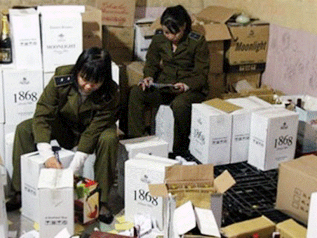 2. Ém rượu giả chờ Tết: Ngày 21/12, Đội Quản lý Thị trường số 11 Hà Nội phối hợp với Cảnh sát kinh tế Công an quận Tây Hồ bất ngờ kiểm tra và bắt quả tang một cơ sở làm rượu vang giả với quy mô rất lớn tại ngõ 38, Xuân La, Tây Hồ, Hà Nội. Tại đây, lực lượng chức năng đã phát hiện có hơn 10 nghìn chai rượu vang giả với các nhãn hiệu Bordeaux, Chile đã được đóng gói thành phẩm chuẩn bị đưa ra thị trường. Ngoài ra, còn một lượng lớn rượu vang đóng trong túi, không rõ nguồn gốc xuất xứ.