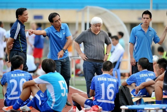 Tên tuổi ông Nguyễn Đức Kiên đặc biệt nổi như cồn sau sự kiện đăng đàn phát biểu tại lễ tổng kết mùa giải 2011 của Liên đoàn đoàn bóng đá Việt Nam (VFF) và vụ lùm xùm tranh chấp bản quyền truyền hình phát sóng với AVG. Tên tuổi ông Nguyễn Đức Kiên đặc biệt nổi như cồn sau sự kiện đăng đàn phát biểu tại lễ tổng kết mùa giải 2011 của Liên đoàn đoàn bóng đá Việt Nam (VFF) và vụ lùm xùm tranh chấp bản quyền truyền hình phát sóng với AVG.