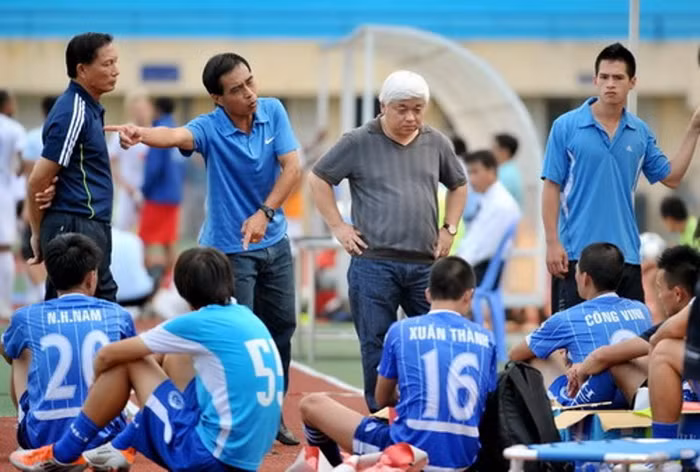 Tên tuổi ông Nguyễn Đức Kiên đặc biệt nổi như cồn sau sự kiện đăng đàn phát biểu tại lễ tổng kết mùa giải 2011 của Liên đoàn đoàn bóng đá Việt Nam (VFF) và vụ lùm xùm tranh chấp bản quyền truyền hình phát sóng với AVG.