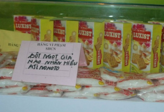 5. Bắt giữ gần 4.550 gói bột ngọt giả nhãn hiệu Ajinomoto: Ngày 28/12, Đội Quản lý thị trường số 6 (Chi cục Quản lý thị trường Đồng Nai) phối hợp Công an thị xã Long Khánh kiểm tra xe ô tô 60P-3019, phát hiện 34 thùng giấy chứa gần 4.550 gói bột ngọt có dấu hiệu giả nhãn hiệu Ajinomoto. Qua kiểm tra, phía Công ty Ajinomoto khẳng định hầu hết số hàng trên là hàng giả. Loại bột ngọt giả này có một số đặc điểm có thể nhận biết bằng mắt thường như: hình ảnh trên bao bì mờ, nhòe, hạt bột ngọt trắng và dài hơn bột ngọt Ajinomoto chính hiệu. (Nguồn Cafef.vn)