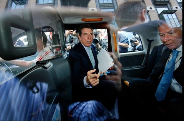 Bob Diamond, cựu CEO Ngân hàng Barclays (Anh) rời văn phòng của Quốc hội Anh tại London ngày 4/7. Ông đã từ chức sau khi Barclays bị các nhà chức trách phạt 290 triệu bảng (453 triệu USD) vì tham gia vào scandal thao túng lãi suất liên ngân hàng London (Libor). (Ảnh: Bloomberg) Bob Diamond, cựu CEO Ngân hàng Barclays (Anh) rời văn phòng của Quốc hội Anh tại London ngày 4/7. Ông đã từ chức sau khi Barclays bị các nhà chức trách phạt 290 triệu bảng (453 triệu USD) vì tham gia vào scandal thao túng lãi suất liên ngân hàng London (Libor). (Ảnh: Bloomberg)