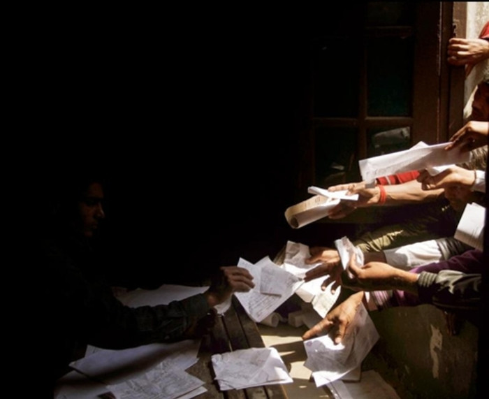 Người dân Ấn Độ chen chúc nộp đơn tại một trung tâm giới thiệu việc làm ở Allahabad. Ấn Độ cũng tăng trưởng yếu hơn dự kiến do lãi suất cao, khủng hoảng nợ châu Âu và đầu tư giảm sút khi các nhà đầu tư lo ngại về tham nhũng và chính sách. (Ảnh: AP) Người dân Ấn Độ chen chúc nộp đơn tại một trung tâm giới thiệu việc làm ở Allahabad. Ấn Độ cũng tăng trưởng yếu hơn dự kiến do lãi suất cao, khủng hoảng nợ châu Âu và đầu tư giảm sút khi các nhà đầu tư lo ngại về tham nhũng và chính sách. (Ảnh: AP)