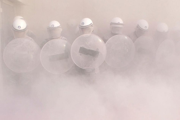 Cảnh sát đứng thành rào chắn trước lối vào Văn phòng Nội các Bỉ khi bị các lính cứu hỏa phun nước trong cuộc biểu tình chống cải cách lương hưu hồi tháng 2. Bỉ là một trong 17 nước thuộc khu vực đồng tiền chung châu Âu và cũng phải thực hiện các biện pháp thắt lưng buộc bụng khi cuộc khủng hoảng nợ tại đây đã kéo dài sang năm thứ 4. (Ảnh: Zuma Press) Cảnh sát đứng thành rào chắn trước lối vào Văn phòng Nội các Bỉ khi bị các lính cứu hỏa phun nước trong cuộc biểu tình chống cải cách lương hưu hồi tháng 2. Bỉ là một trong 17 nước thuộc khu vực đồng tiền chung châu Âu và cũng phải thực hiện các biện pháp thắt lưng buộc bụng khi cuộc khủng hoảng nợ tại đây đã kéo dài sang năm thứ 4. (Ảnh: Zuma Press)