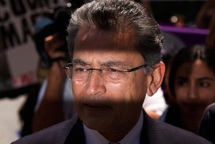 Rajat Gupta, cựu thành viên HĐQT Ngân hàng Goldman Sachs, rời tòa án bang Manhattan ngày 15/6. Ông bị kết tội tiết lộ bí mật ngân hàng cho bạn mình là một giám đốc quỹ đầu tư. Đây được coi là chiến thắng vang dội của các công tố viên nước này trong việc xử lý giao dịch nội gián tại Wall Street. (Ảnh: WSJ) Rajat Gupta, cựu thành viên HĐQT Ngân hàng Goldman Sachs, rời tòa án bang Manhattan ngày 15/6. Ông bị kết tội tiết lộ bí mật ngân hàng cho bạn mình là một giám đốc quỹ đầu tư. Đây được coi là chiến thắng vang dội của các công tố viên nước này trong việc xử lý giao dịch nội gián tại Wall Street. (Ảnh: WSJ)