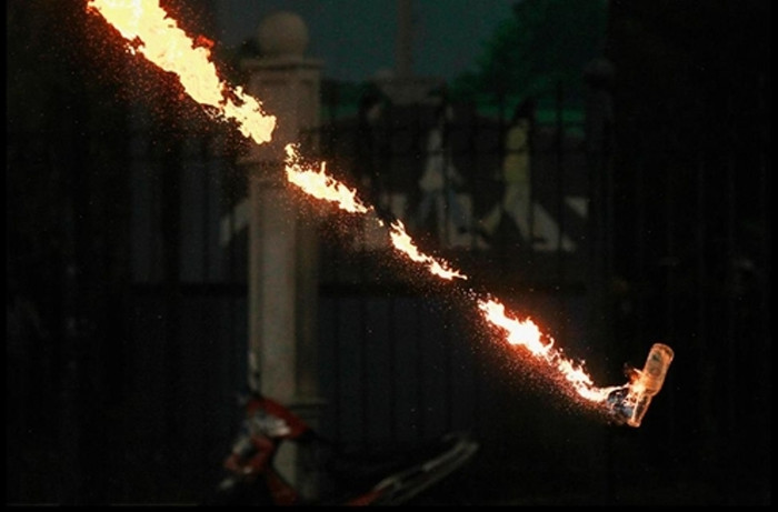 Một quả bom xăng bị ném ra đường khi cảnh sát Jakarta (Indonesia) ngăn cản sinh viên nước này biểu tình phản đối kế hoạch tăng giá xăng gần 30% của chính phủ. Sau đó, Indonesia đã phải hủy bỏ kế hoạch này. Nhờ chính sách trợ giá, giá xăng tại đây hiện vẫn thuộc hàng thấp nhất thế giới. (Ảnh: Wall Street Journal) Một quả bom xăng bị ném ra đường khi cảnh sát Jakarta (Indonesia) ngăn cản sinh viên nước này biểu tình phản đối kế hoạch tăng giá xăng gần 30% của chính phủ. Sau đó, Indonesia đã phải hủy bỏ kế hoạch này. Nhờ chính sách trợ giá, giá xăng tại đây hiện vẫn thuộc hàng thấp nhất thế giới. (Ảnh: Wall Street Journal)