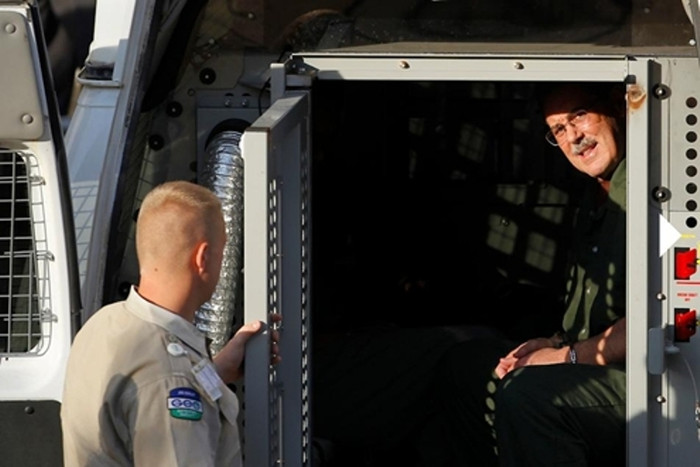 Ông trùm tài chính R. Allen Stanford được chuyển đến một tòa án tại Houston (Mỹ) để xét xử ngày 14/6. Stanford bị kết tội lừa đảo chiếm đoạt 7 tỷ USD của các nhà đầu tư để thỏa mãn thú ăn chơi xa xỉ và phải nhận án 110 năm tù. (Ảnh: Bloomberg) Ông trùm tài chính R. Allen Stanford được chuyển đến một tòa án tại Houston (Mỹ) để xét xử ngày 14/6. Stanford bị kết tội lừa đảo chiếm đoạt 7 tỷ USD của các nhà đầu tư để thỏa mãn thú ăn chơi xa xỉ và phải nhận án 110 năm tù. (Ảnh: Bloomberg)