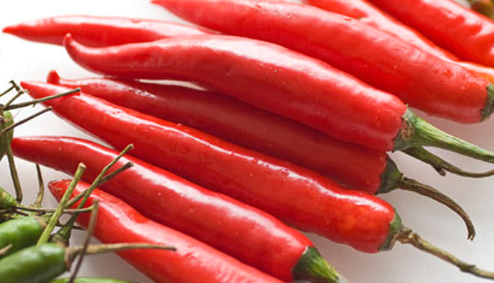 4. Chữa gout bằng ớt đỏ, rượu trắng: Ớt chín đỏ 15g, rượu trắng 400ml. Ớt rửa sạch bổ đôi bỏ hạt, cho vào ngâm với rượu trắng trong 2 tuần. Ngày uống 2 lần, mỗi lần 12ml sau bữa ăn.