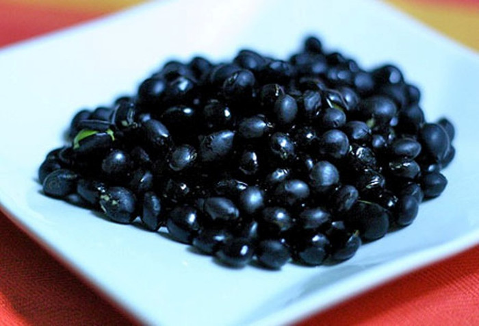 3. Chữa gout bằng đậu đen: Đậu đen 250g, sao lên cho vàng, cho vào lọ lúc đang còn nóng, đổ 1 ít rượu trắng ngâm trong 1 tuần là dùng được. Mỗi ngày dùng 2 lần, uống 30ml sau bữa ăn.