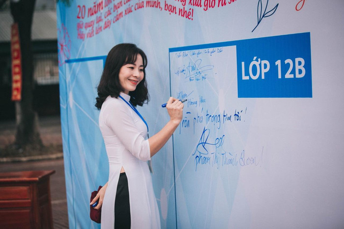 Nhận định rõ lợi thế để phát triển môn tiếng Trung tại Móng Cái, cô giáo Loan nỗ lực giúp học sinh yêu thích và phát huy hết năng lực của bản thân (Ảnh: Phạm Linh) Nhận định rõ lợi thế để phát triển môn tiếng Trung tại Móng Cái, cô giáo Loan nỗ lực giúp học sinh yêu thích và phát huy hết năng lực của bản thân (Ảnh: Phạm Linh)