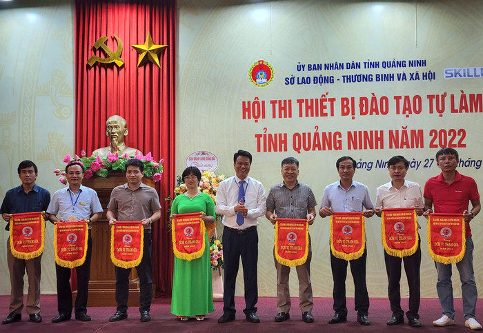 Ông Vũ Quang Trực - Phó Giám đốc Sở Lao động - Thương binh và Xã hội Quảng Ninh tặng cờ lưu niệm cho các đơn vị tham gia hội thi. (Ảnh: Phạm Linh) Ông Vũ Quang Trực - Phó Giám đốc Sở Lao động - Thương binh và Xã hội Quảng Ninh tặng cờ lưu niệm cho các đơn vị tham gia hội thi. (Ảnh: Phạm Linh)