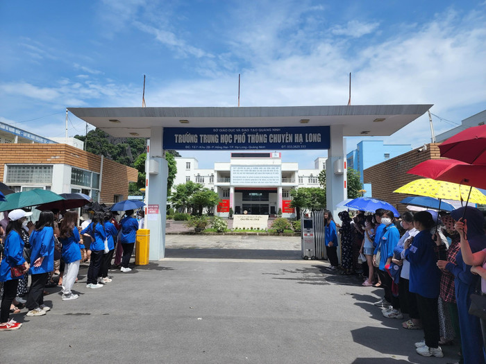 Các thí sinh hoàn thành các môn thi chuyên cuối cùng của Kỳ thi tuyển sinh vào 10 Trung học phổ thông năm học 2022 - 2023 (Ảnh: Phạm Linh)