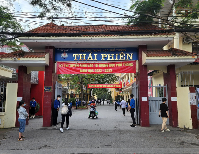 Các thí sinh đến điểm thi Trường Trung học phổ thông Thái Phiên từ sớm (Ảnh: Phạm Linh) Các thí sinh đến điểm thi Trường Trung học phổ thông Thái Phiên từ sớm (Ảnh: Phạm Linh)