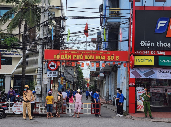 Lực lượng công an, thanh niên tình nguyện có mặt tại điểm thi Trường Trung học cơ sở Đà Nẵng để hỗ trợ thí sinh và đảm bảo an ninh trật tự (Ảnh: Phạm Linh) Lực lượng công an, thanh niên tình nguyện có mặt tại điểm thi Trường Trung học cơ sở Đà Nẵng để hỗ trợ thí sinh và đảm bảo an ninh trật tự (Ảnh: Phạm Linh)
