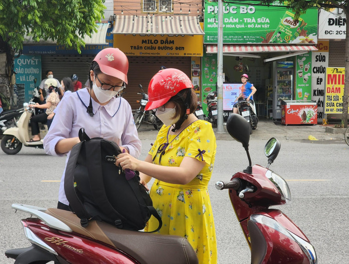 Phụ huynh kiểm tra giấy tờ, đồ dùng thi cho con trước khi vào điểm thi (Ảnh: Phạm Linh) Phụ huynh kiểm tra giấy tờ, đồ dùng thi cho con trước khi vào điểm thi (Ảnh: Phạm Linh)