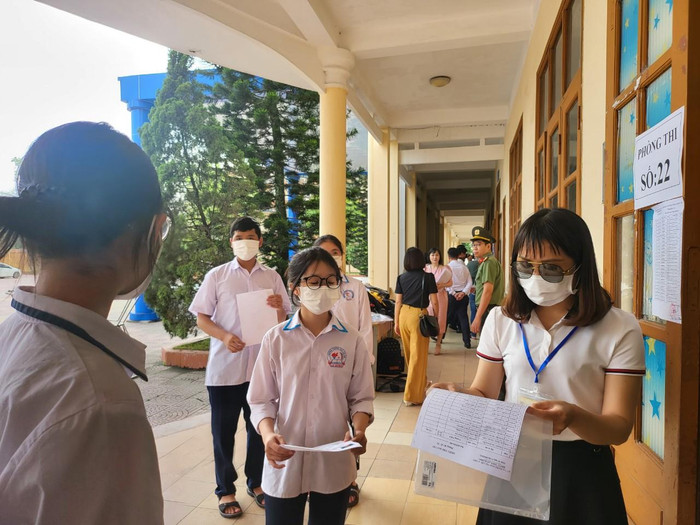 Giám thị gọi thí sinh vào phòng (Ảnh: Lã Tiến) Giám thị gọi thí sinh vào phòng (Ảnh: Lã Tiến)