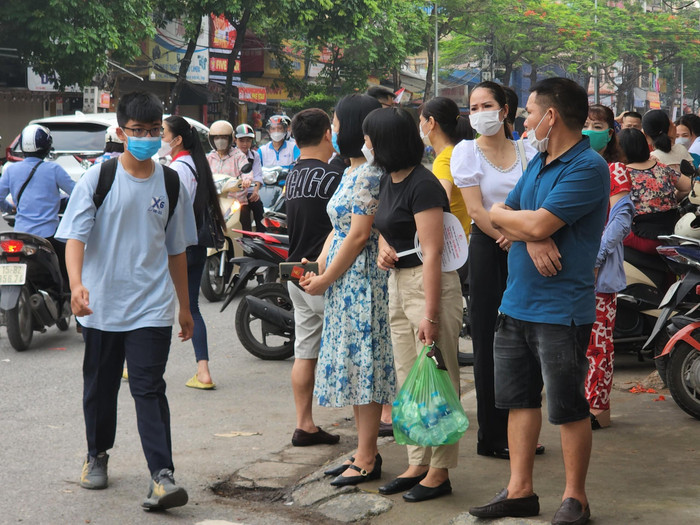 Một số giáo viên trung học cơ sở có mặt tại điểm thi để phát nước, động viên tinh thần thí sinh (Ảnh: Phạm Linh) Một số giáo viên trung học cơ sở có mặt tại điểm thi để phát nước, động viên tinh thần thí sinh (Ảnh: Phạm Linh)