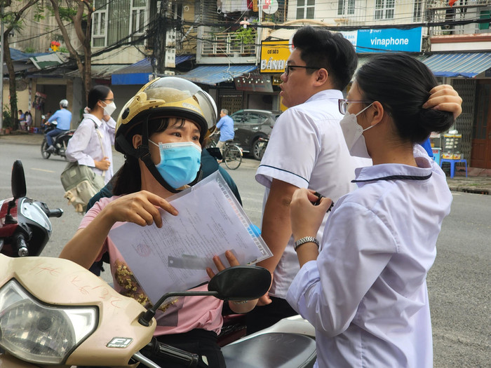 Phụ huynh dặn dò con giữ tâm lý thoải mái để hoàn thành tốt bài thi (Ảnh: Phạm Linh) Phụ huynh dặn dò con giữ tâm lý thoải mái để hoàn thành tốt bài thi (Ảnh: Phạm Linh)