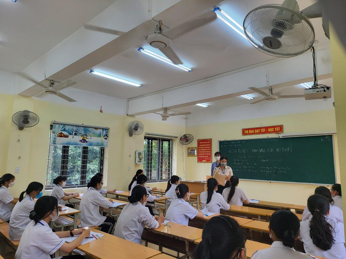 Hội đồng coi thi tại Trường Trung học cơ sở Tân Tiến (huyện An Dương) (Ảnh: Lã Tiến) Hội đồng coi thi tại Trường Trung học cơ sở Tân Tiến (huyện An Dương) (Ảnh: Lã Tiến)