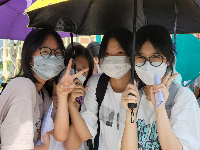 Các thí sinh chia sẻ niềm vui sau khi hoàn thành tốt 3 môn thi (Ảnh: Phạm Linh) Các thí sinh chia sẻ niềm vui sau khi hoàn thành tốt 3 môn thi (Ảnh: Phạm Linh)