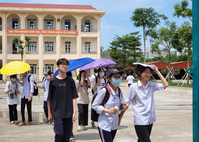 Thí sinh rời điểm thi Trường Trung học cơ sở Lê chân với tâm trạng phấn khởi (Ảnh: Phạm Linh)