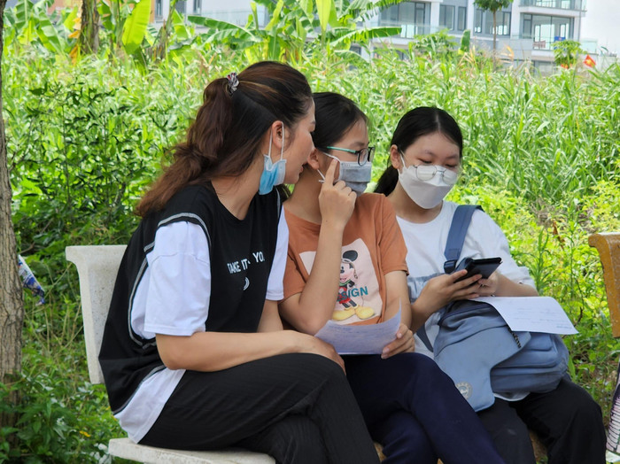 Các thí sinh thảo luận giải đề môn Toán tại khu vực cổng trường (Ảnh: Phạm Linh) Các thí sinh thảo luận giải đề môn Toán tại khu vực cổng trường (Ảnh: Phạm Linh)