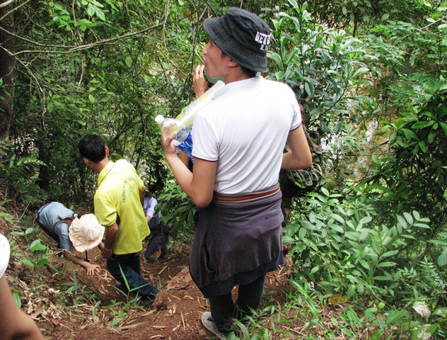 Có những bản làng ở xã Thượng Trạch, muốn đến được phải vượt qua con những con dốc như thế này (Ảnh: Thủy Phan)