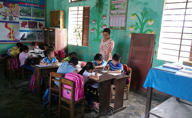 Nhiều dụng cụ, thiết bị, cơ sở vật chất của trường bị hư hỏng trong lũ (Ảnh: Thủy Phan)