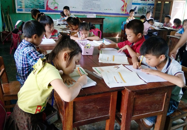 Cả thầy và trò đều đang cố gắng khắc phục hậu quả do mưa lũ (Ảnh: Thủy Phan)