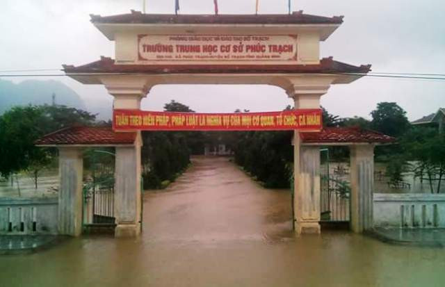 Nước bap vây trường THCS Phúc Trạch. (Ảnh: Qúy Hợi) Nước bap vây trường THCS Phúc Trạch. (Ảnh: Qúy Hợi)