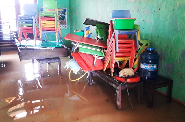 Đồ đạc, bàn ghế bị ngâm trong nước lũ.