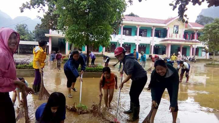 Thầy cô và học sinh trường Tiểu học số 1 Phúc Trạch (huyện Bố Trạch) dọn vệ sinh sau lũ. (Ảnh: Qúy Hợi) Thầy cô và học sinh trường Tiểu học số 1 Phúc Trạch (huyện Bố Trạch) dọn vệ sinh sau lũ. (Ảnh: Qúy Hợi)