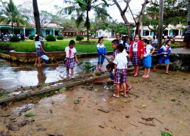 Học sinh trường Tiểu học số 1 Phúc Trạch cùng thầy cô dọn vệ sinh sau lũ (Ảnh: Qúy Hợi) Học sinh trường Tiểu học số 1 Phúc Trạch cùng thầy cô dọn vệ sinh sau lũ (Ảnh: Qúy Hợi)