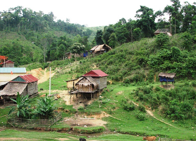 Ở nơi núi rừng hẻo lánh, có những người thầy hàng ngày vẫn miệt mài truyền tri thức học sinh vùng cao (Ảnh: Thủy Phan)