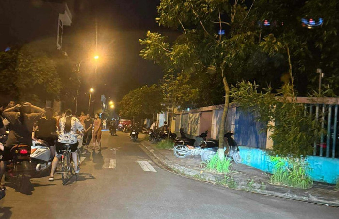 Tối 29/5, rất đông người dân vẫn tập trung tại cổng Trường Mầm non Hồng Nhung (cơ sở 2). Ảnh: Đ.V. b52e3604-90c8-4f72-a53e-9892aa83aa73.jpeg