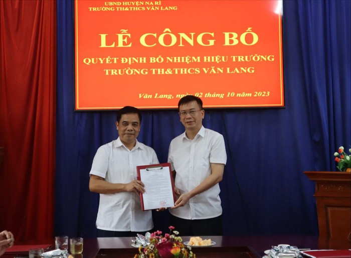 Thầy Trương Xuân Dũng (bên trái) - Hiệu trưởng Trường Tiểu học và Trung học cơ sở Văn Lang, huyện Na Rì, tỉnh Bắc Kạn. (Ảnh: Cổng thông tin điện tử huyện Na Rì) bo-nhiem1-1536x862.jpg