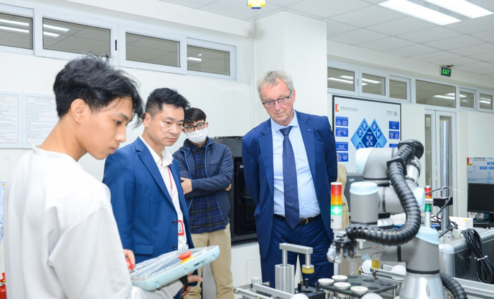 Đại học Bách Khoa Hà Nội chú trọng đầu tư phòng thí nghiệm nhằm đảm bảo công tác đào tạo đạt chất lượng hiệu quả. (Ảnh: Website nhà trường) 20231127-tsp_4672.jpg