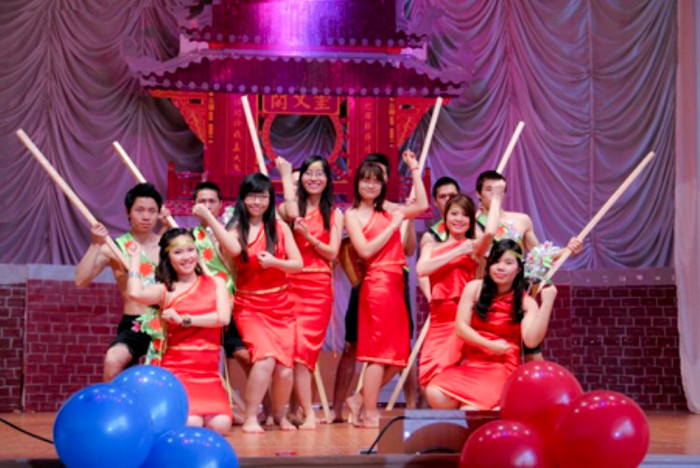 Không khí núi rừng sinh động, vui tươi qua sự thể hiện của các chàng trai cô gái Không khí núi rừng sinh động, vui tươi qua sự thể hiện của các chàng trai cô gái