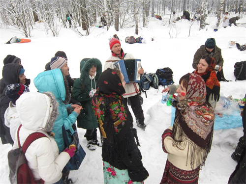 Người Nga nổi tiếng với lòng hiếu khách, vì thế đoàn sinh viên Việt Nam đã được đón tiếp nồng hậu, chân tình trong không khí náo nức, vui vẻ của lễ hội Trong những bộ trang phục truyền thống, người dân Nga và du học sinh Việt cùng hòa mình trong những điệu nhảy, khúc ca mà dường như quên mất thời gian đang trôi nhanh. Trong nội đô thành phố Moskva,lễ hội được tổ chức tại 3 điểm: Quảng trường Đỏ, Quảng trường Trafangar (Luân Đôn) và công viên Văn hóa Gorki. Nhiều du học sinh các trường đã tự tìm đến trung tâm Lễ hội tiễn mùa đông tại công viên văn hóa Gorki. Sân khấu tại công viên Văn hóa Gorki- nơi diễn ra cầu truyền hình Moskva - Luân Đôn vvv Một nhóm du học sinh trường Đại học kỹ thuật chụp hình tại những quầy hàng lưu niệm với nhiều hình nộm bằng rơm sặc sỡ. Ai cũng chọn cho mình một cô hoặc cậu búp bê rơm nho nhỏ, như muốn giữ lại chút kỷ niệm của dịp lễ hội trong lòng thủ đô nước Nga. Điểm nhấn trong lễ hội là chú chim lửa bằng gỗ và rơm cao 11 mét, ngùn ngụt bốc khói từ lúc chập tối. Năm nay ban tổ chức lễ hội đã quyết định thay hình nộm người rơm bằng một chú chim lửa, tượng trưng cho điềm lành và sự cao quý trong truyện cổ tích Nga.