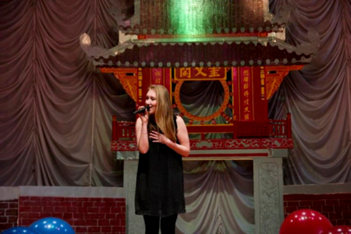 “ Hello Vietnam” ngọt ngào qua giọng ca của một sinh viên Nga “ Hello Vietnam” ngọt ngào qua giọng ca của một sinh viên Nga