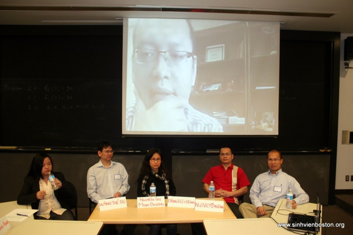 Các diễn giả tham gia chương trình. Từ trái qua: bạn Nguyễn Linh Trang, anh Huỳnh Thế Du, anh Đặng Việt Hùng, anh Ngô Việt Phương, chị Nguyễn Minh Phương, và anh Trần Ngọc Anh Các diễn giả tham gia chương trình. Từ trái qua: bạn Nguyễn Linh Trang, anh Huỳnh Thế Du, anh Đặng Việt Hùng, anh Ngô Việt Phương, chị Nguyễn Minh Phương, và anh Trần Ngọc Anh