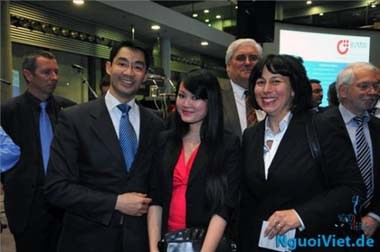 Vũ Thị Giao Linh (giữa) cùng Phó Thủ tướng Đức Dr. Rösler & Chủ tịch đảng CDU, Bộ trưởng Fr. Walsmann (Thüringen) Vũ Thị Giao Linh (giữa) cùng Phó Thủ tướng Đức Dr. Rösler & Chủ tịch đảng CDU, Bộ trưởng Fr. Walsmann (Thüringen)