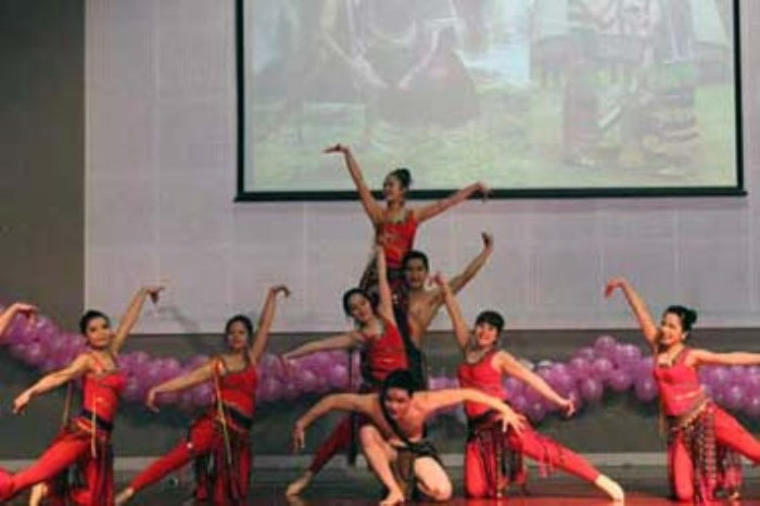Tiết mục múa Giai điệu Tây nguyên của ĐH Sư phạm Hoa Đông Tiết mục múa Giai điệu Tây nguyên của ĐH Sư phạm Hoa Đông