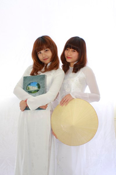 Cặp đôi nổi bật trong tà áo dài trắng thướt tha. Cặp đôi nổi bật trong tà áo dài trắng thướt tha.